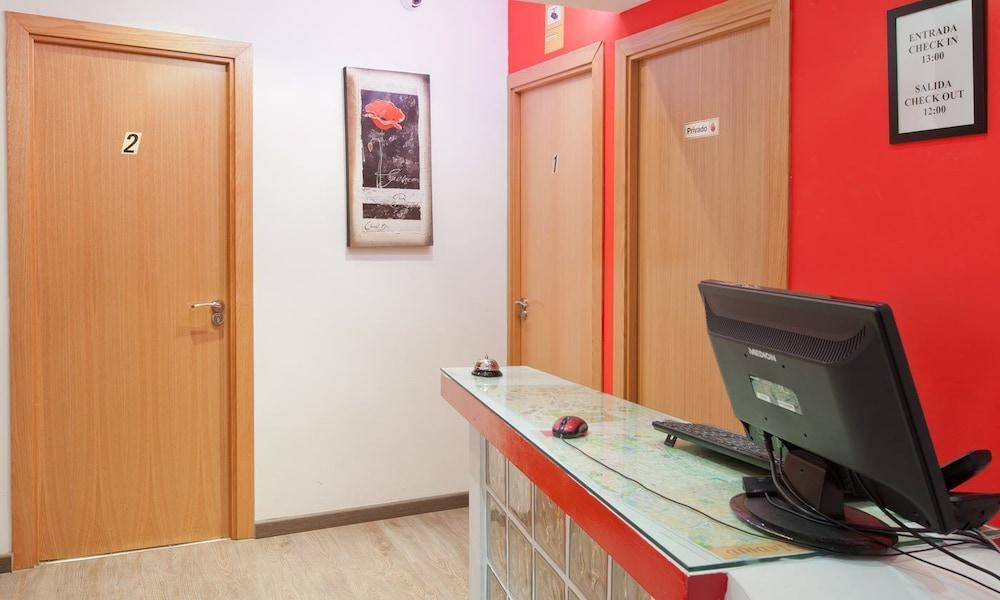 Hostal Abril Мадрид Экстерьер фото