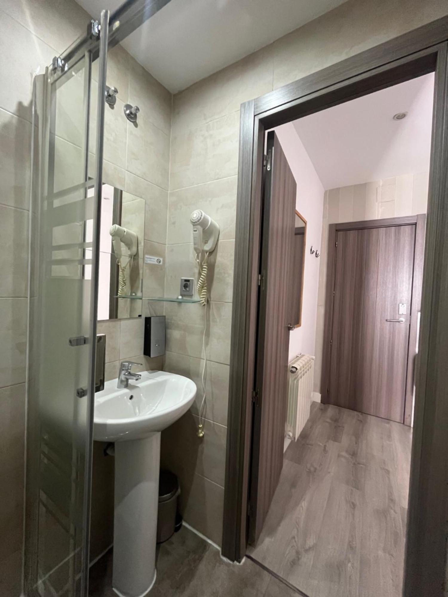Hostal Abril Мадрид Экстерьер фото