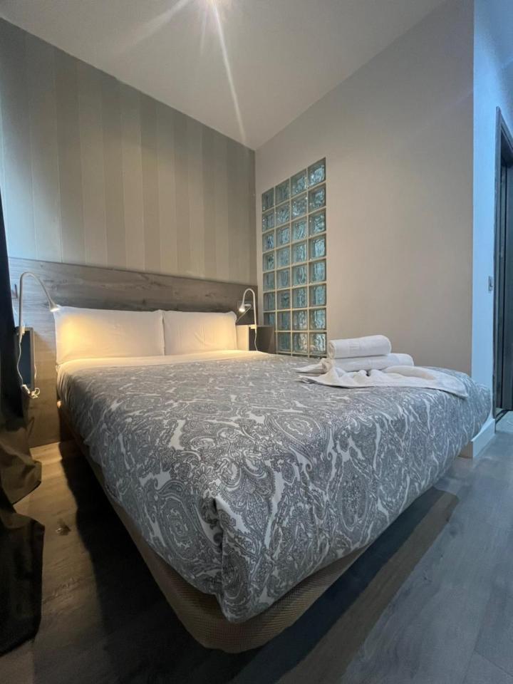 Hostal Abril Мадрид Экстерьер фото